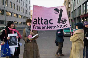 Frauenfriedensmahnwache am 8.März vor der US-Botschaft mit M-L.King, Europafahne und rosa Zeichen von Code Pink